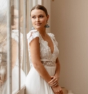 Crepuscule, robe de mariée par Elsa Gary, showroom Queen to be à Bruxelles