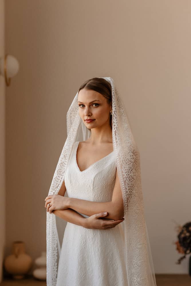 Tornade, robe de mariée par Elsa Gary, showroom Queen to be à Bruxelles