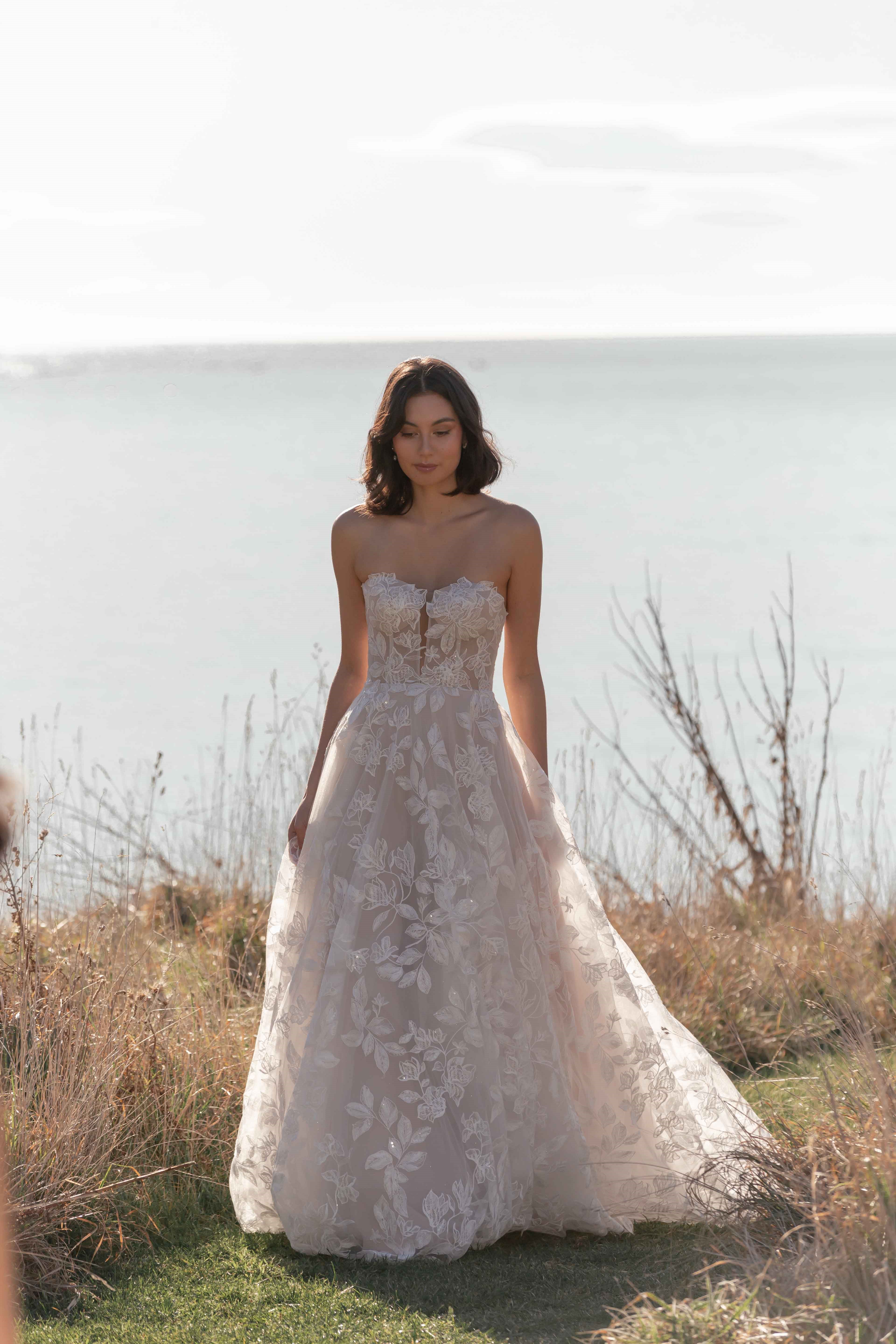 Kyann, robe de mariée Madi Lane, showroom Queen to be