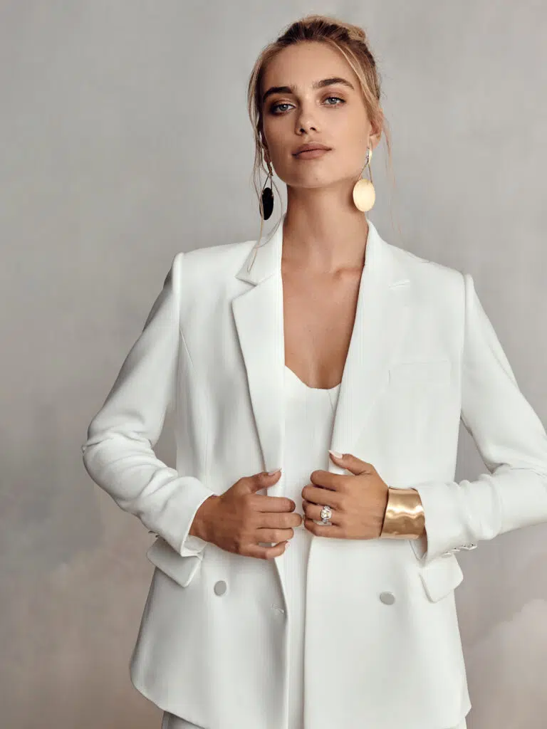 Peyton Blazer, robe de mariée Catherine Deane, au showroom Queen to be