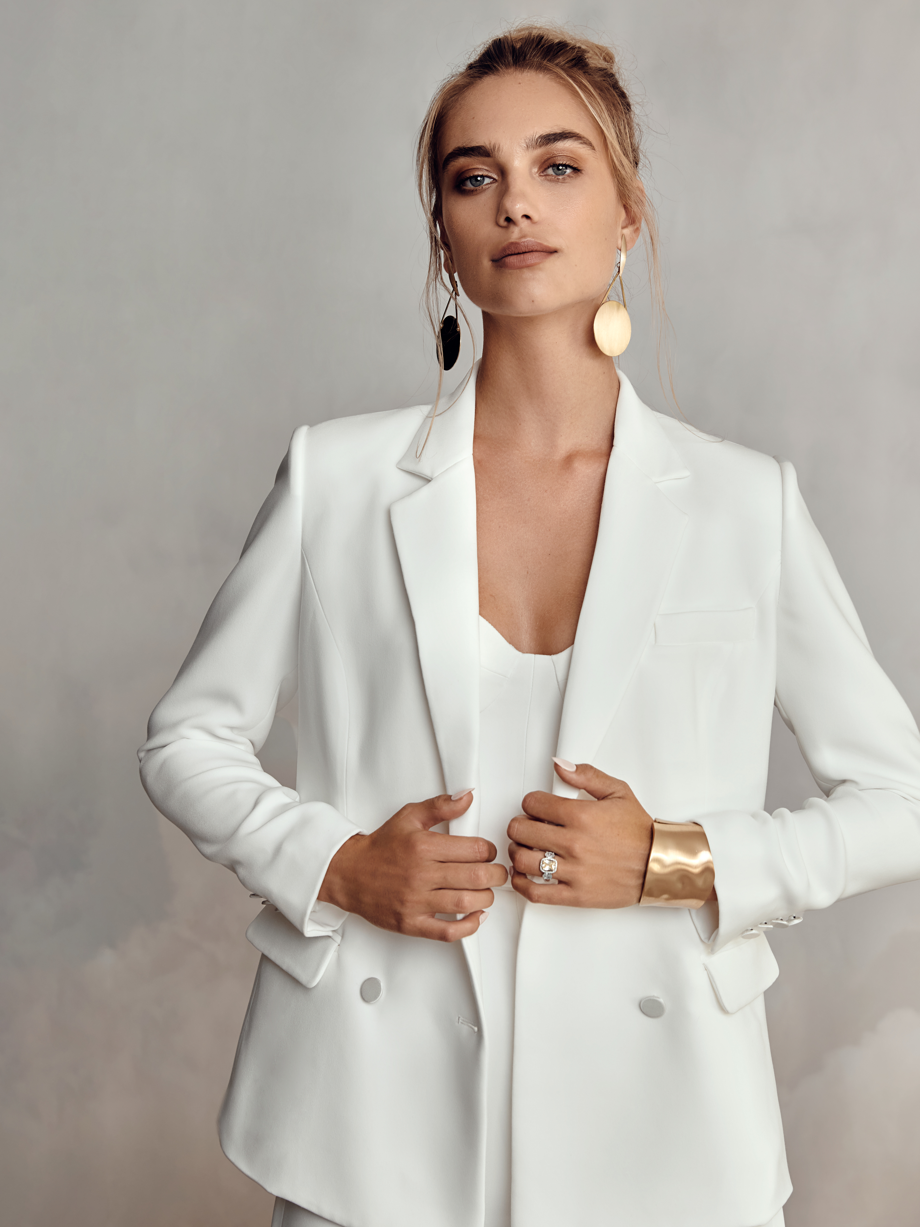 Peyton Blazer, robe de mariée Catherine Deane, au showroom Queen to be