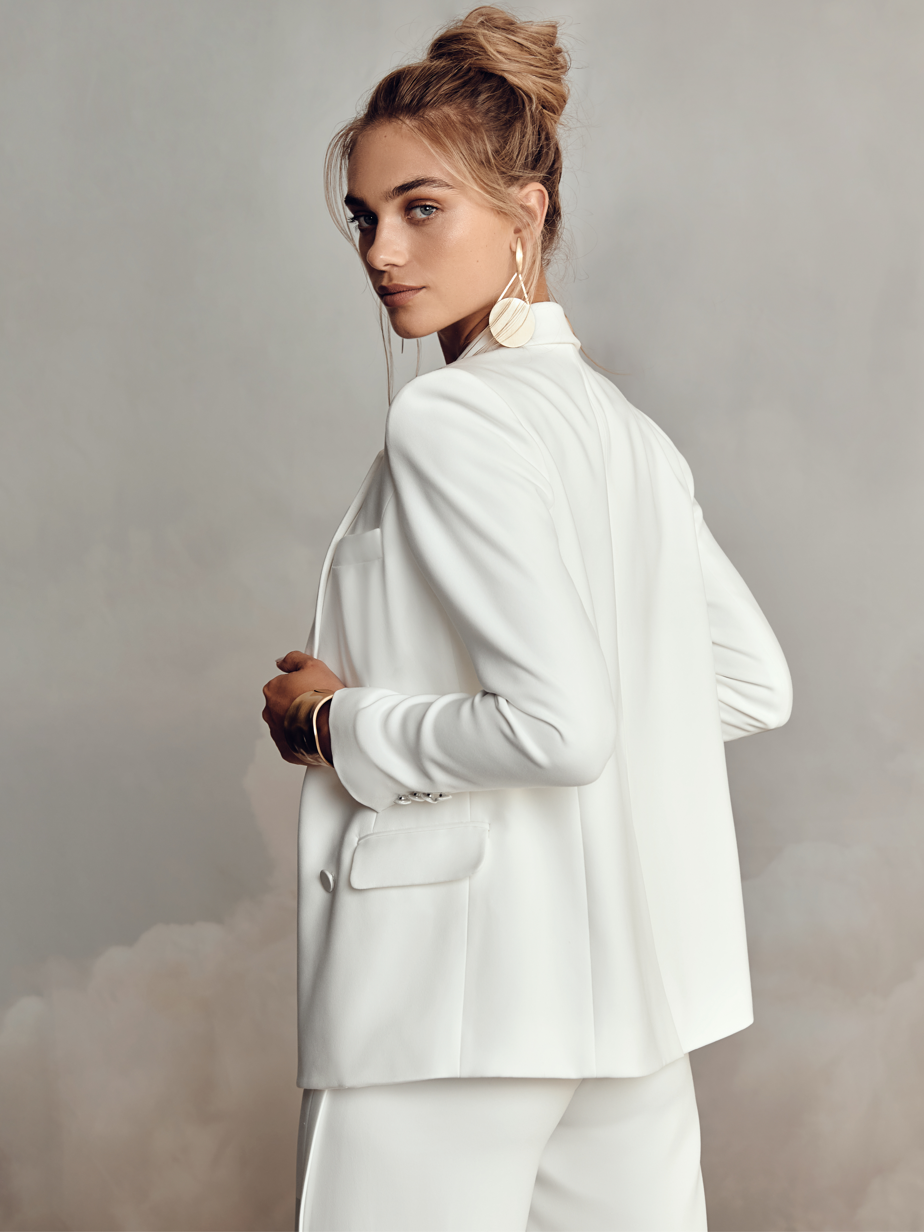 Peyton Blazer, robe de mariée Catherine Deane, au showroom Queen to be