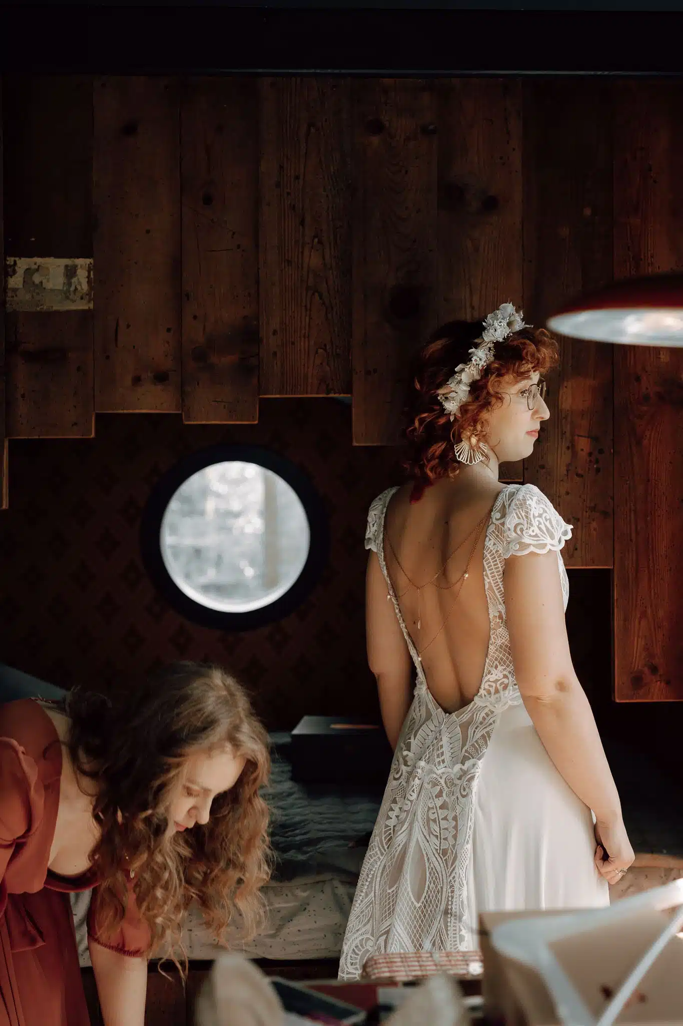 Justine, Queen du jour dans sa robe de mariée par Elsa Gary