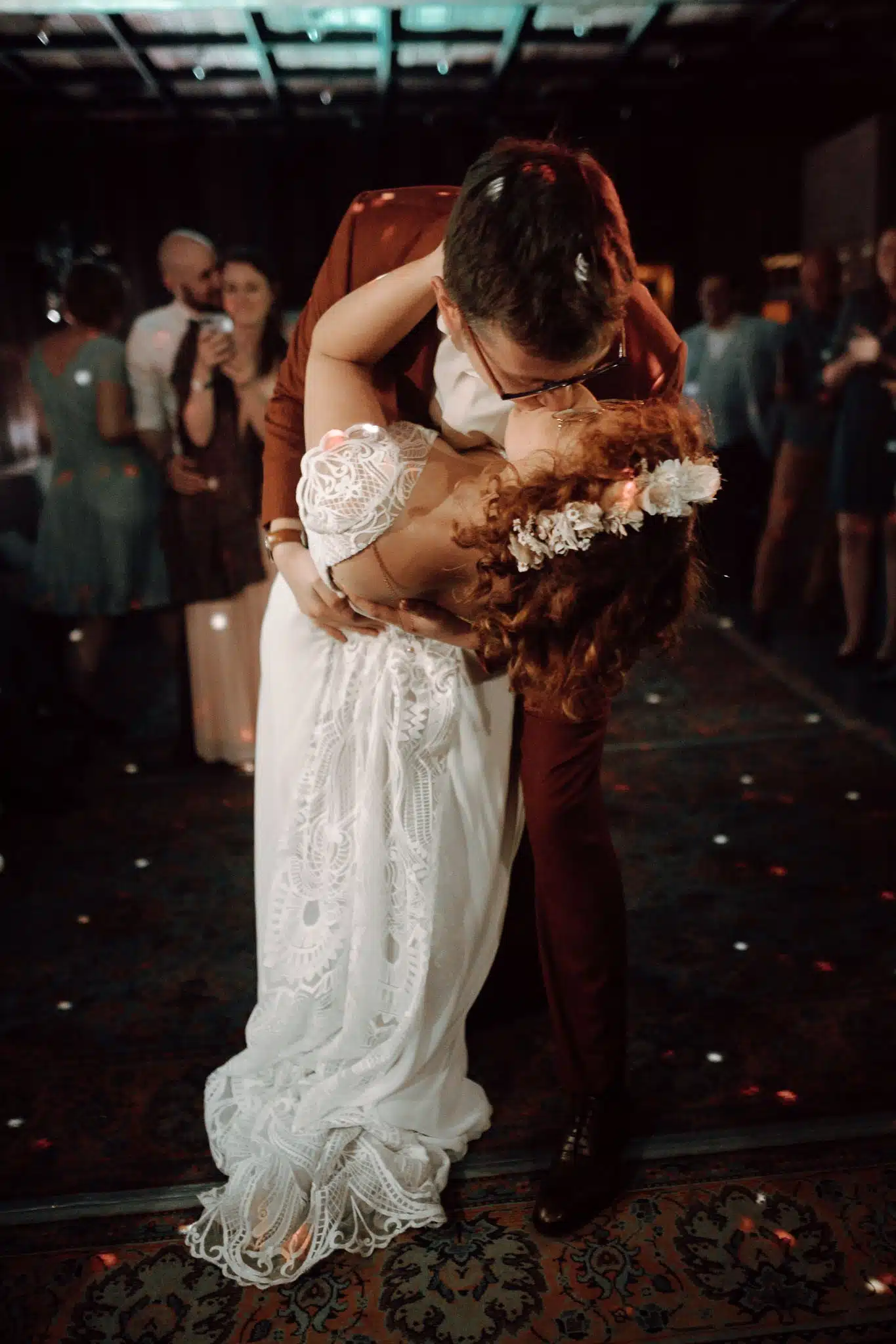 Justine, Queen du jour dans sa robe de mariée par Elsa Gary