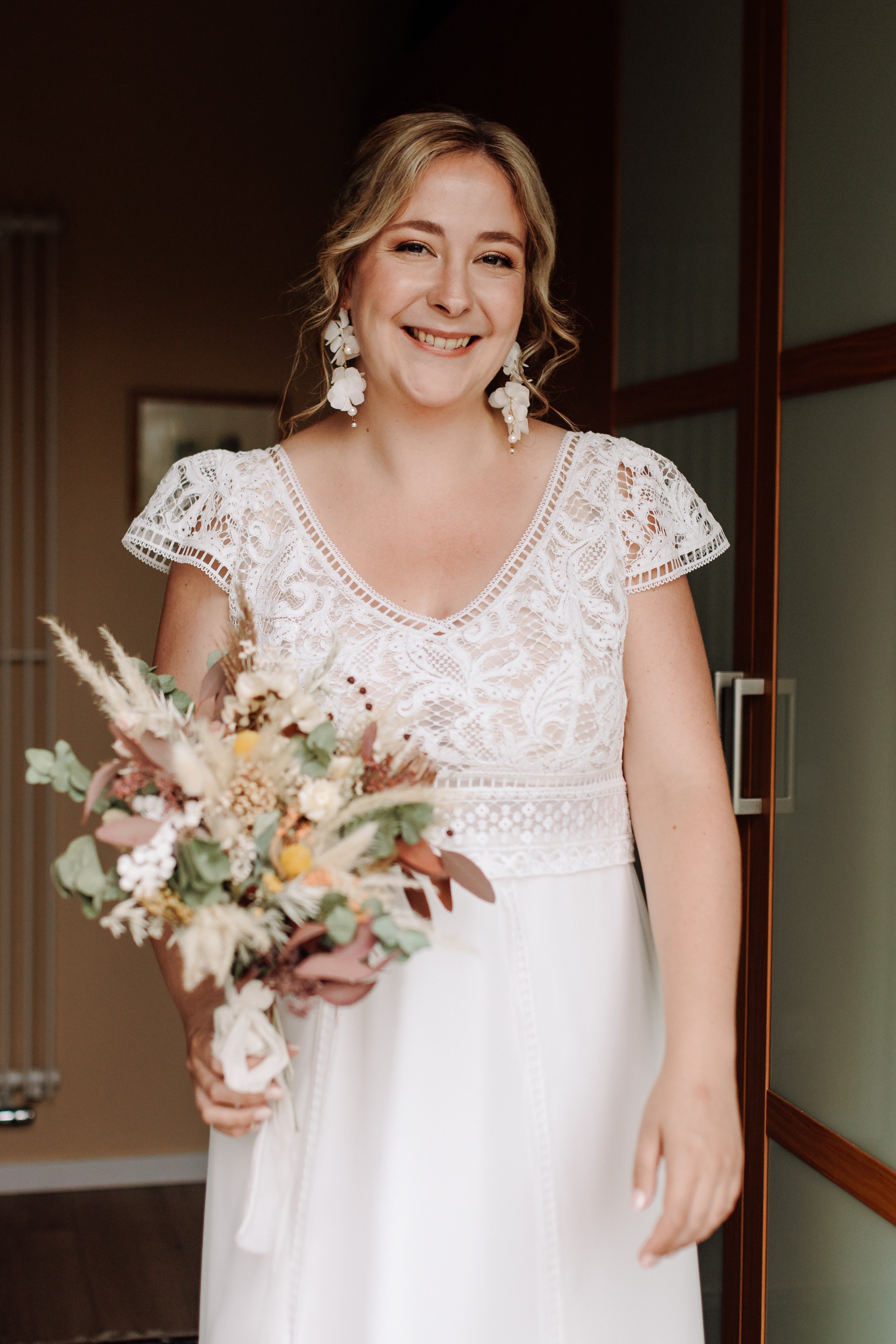 Sophie, Queen du jour dans sa robe de mariée par Elsa Gary