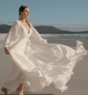 Mia, par Catherine Deane, créatrice de robes de mariée chez Queen to be