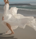 Mia, par Catherine Deane, créatrice de robes de mariée chez Queen to be