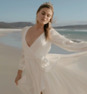 Mia, par Catherine Deane, créatrice de robes de mariée chez Queen to be