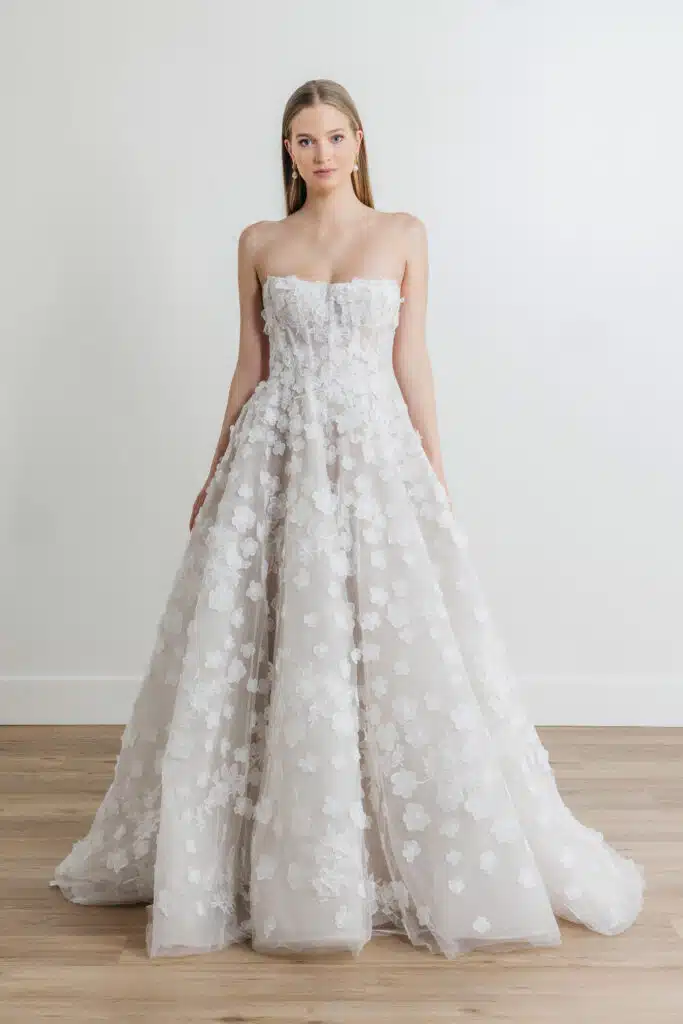 Halia, une sublime robe bustier embellie de fleurs 3D, parfaite pour une allure romantique