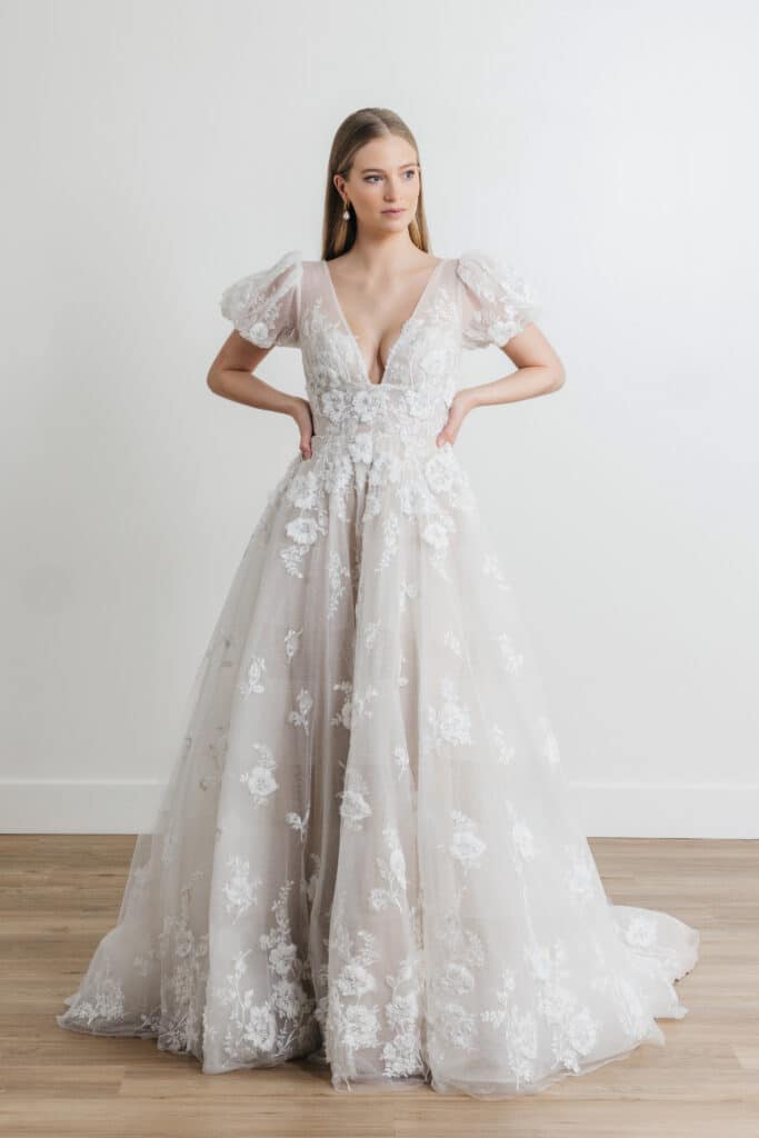 Guinevere, une robe de mariée princesse somptueuse, ornée de délicates fleurs 3D pour un look féerique