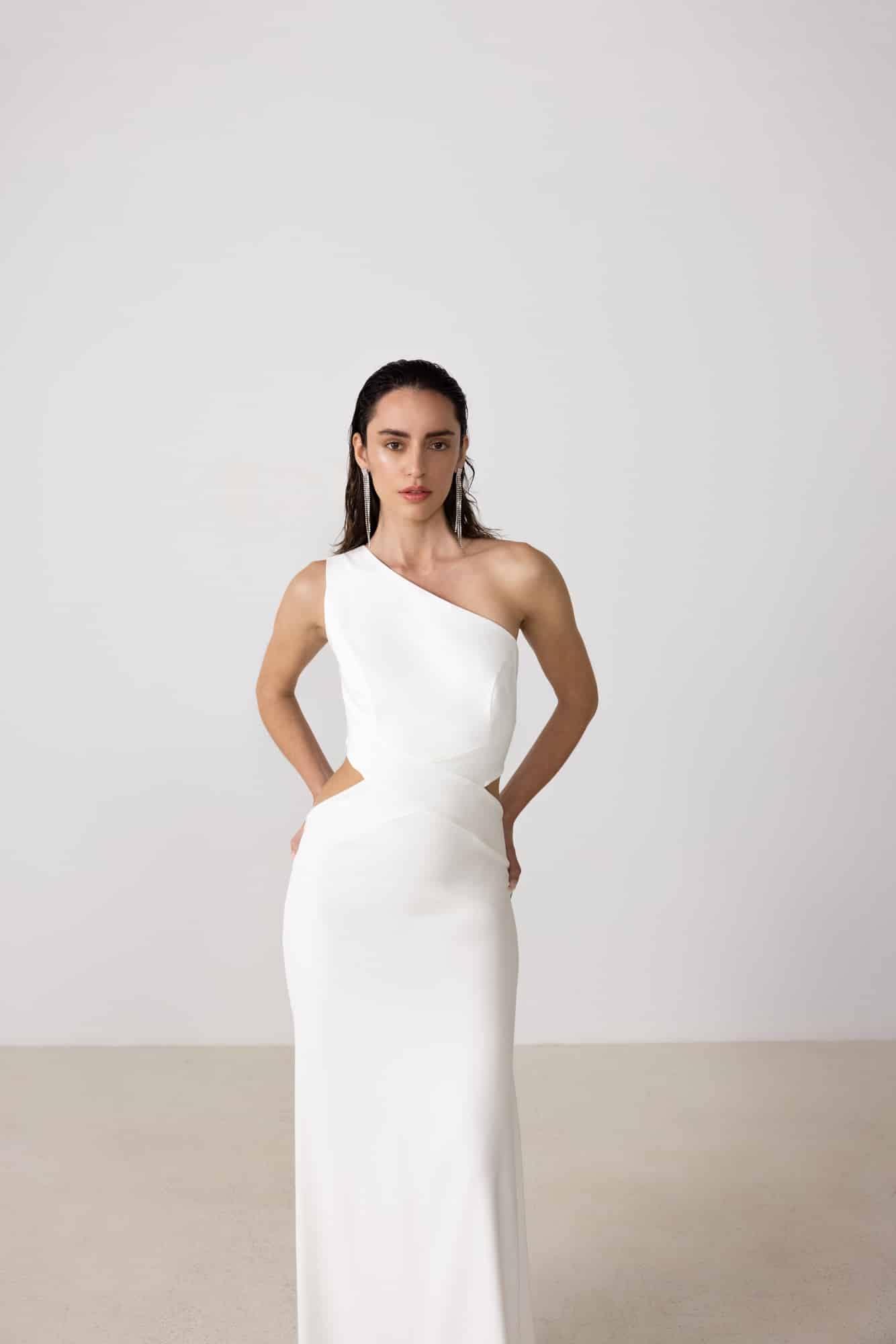 Amal Dress, robe de mariée minimaliste, pas chère, de la créatrice Grecque Annadi